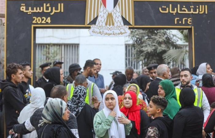 المصريون يدلون بأصواتهم في اليوم الأخير من الانتخابات