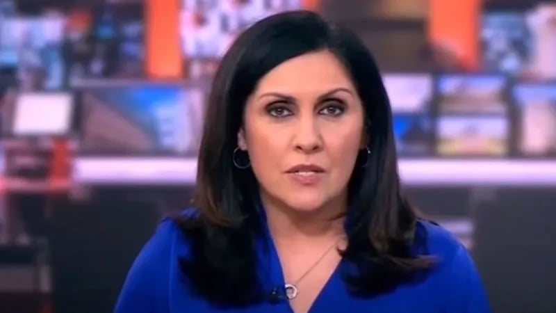 مذيعة قناة BBC تقع في المحظور على الهواء (فيديو)