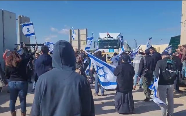لليوم الثالث.. أهالي المحتجزين الإسرائيليين يمنعون دخول المساعدات إلى غزة (فيديو)