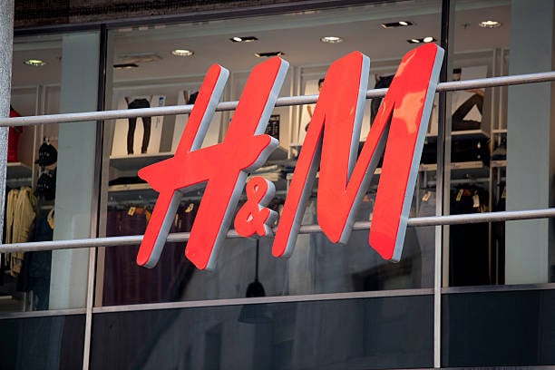 "H&M" تسحب إعلانا للزي المدرسي بعد اتهامات بـ "استغلال القاصرات جنسيا"