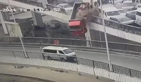 حادث مروع في مصر.. سيارات تتساقط من أعلى جسر