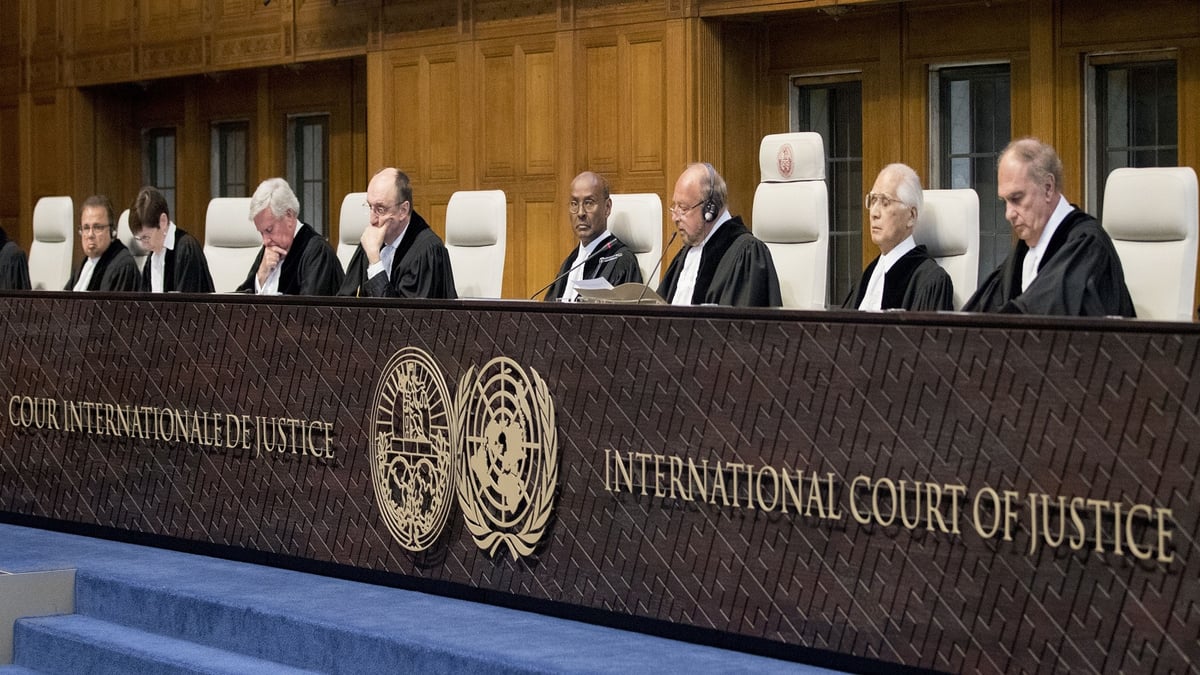 إسرائيل توكّل محاميا شهيرا عنها أمام محكمة العدل الدولية في قضية جرائم الإبادة بغزة
