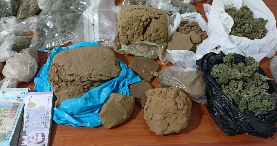 توقيف شخصين بجرائم سرقة ومخدرات وضبطت مواد مخدرة على سطح منزل أحدهما