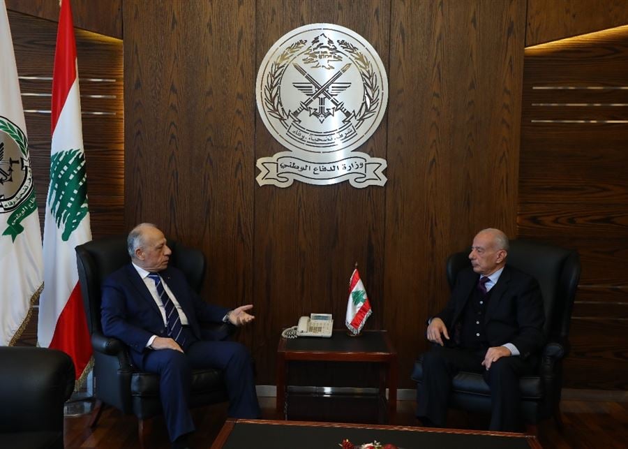 وزير الدفاع عرض للأوضاع العامة مع زواره