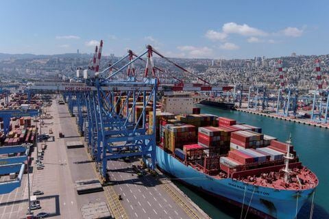 عمال الموانئ الهندية يرفضون شحن الأسلحة لإسرائيل