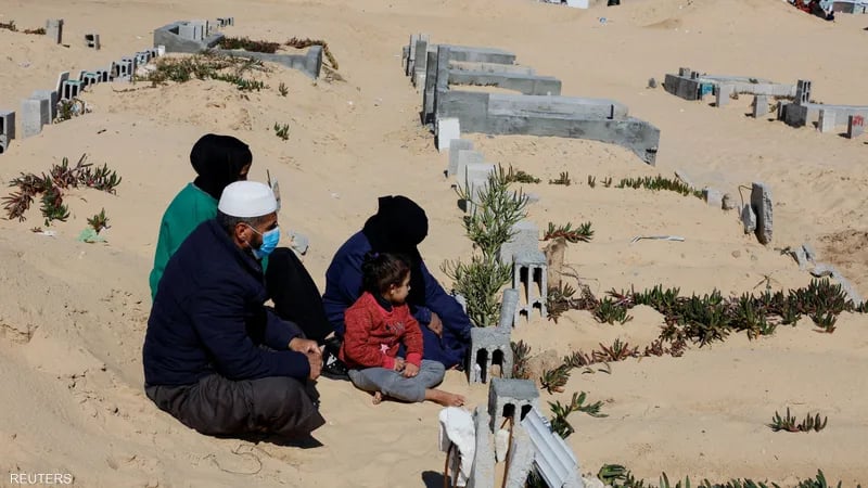آخر مكان آمن نسبيا.. نازحون من غزة يعيشون بين الموتى