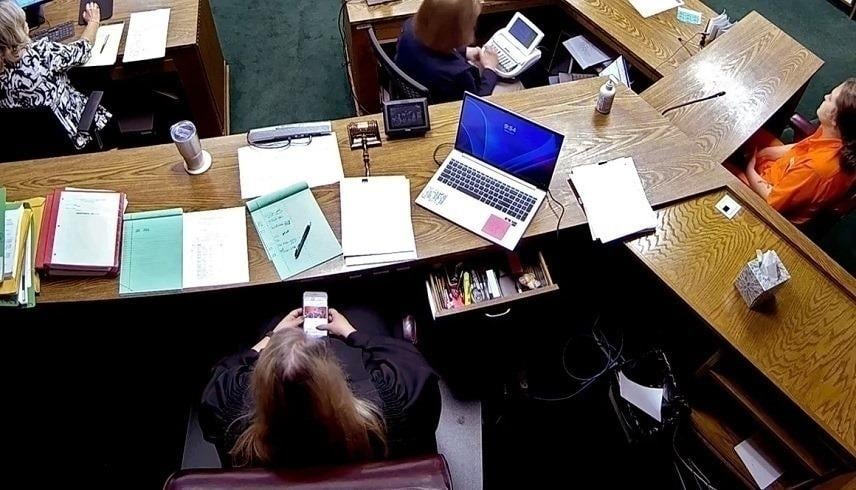 استقالة قاضية أرسلت 500 رسالة أثناء محاكمة بجريمة قتل