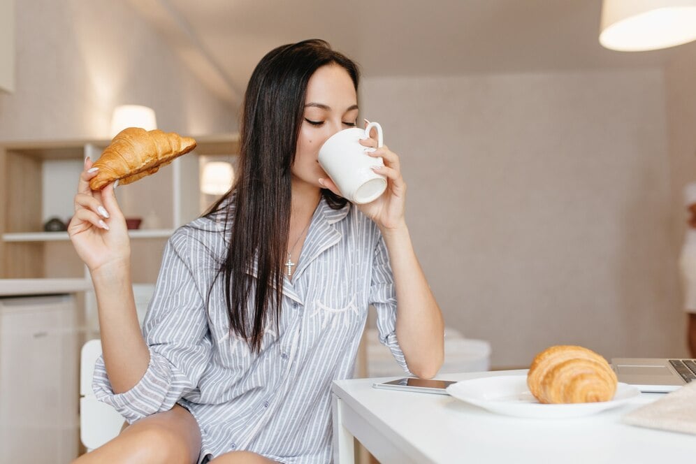 5 أطعمة ومشروبات تزيد شعورك بالإرهاق والتعب.. أبرزها القهوة والخبز الأبيض