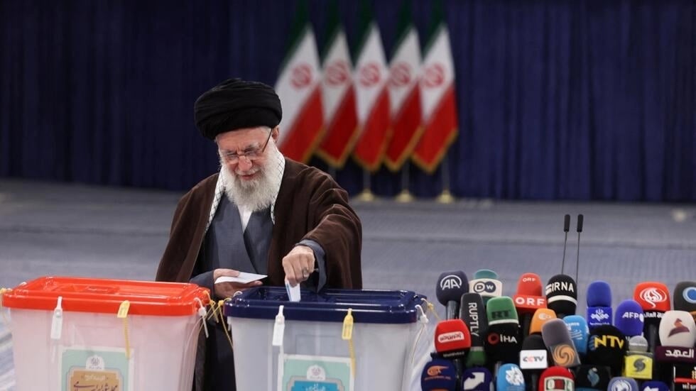 الإيرانيون يعيدون انتخاب المقاعد الشاغرة في البرلمان وخامنئي يحثهم على التصويت