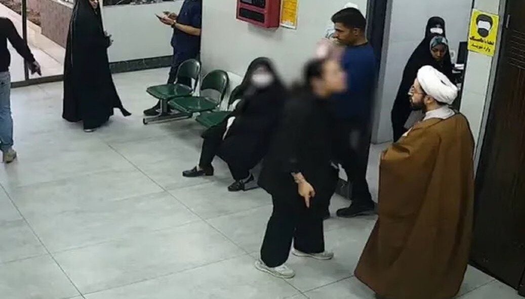 تحقيق قضائي في إيران بعد تصوير رجل دين لسيدة وهي ترضع طفلها داخل عيادة (فيديو)