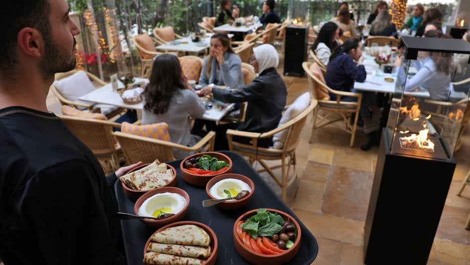 أصحاب المطاعم والمقاهي يترقّبون الأعياد والمغتربين: "بروفة" للصيف