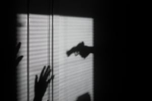 امرأة ثمانينية تنجح في إنقاذ نفسها وابنها من لص حاول سرقة منزلها بعمل بطولي.. بقيت تنزف 10 ساعات