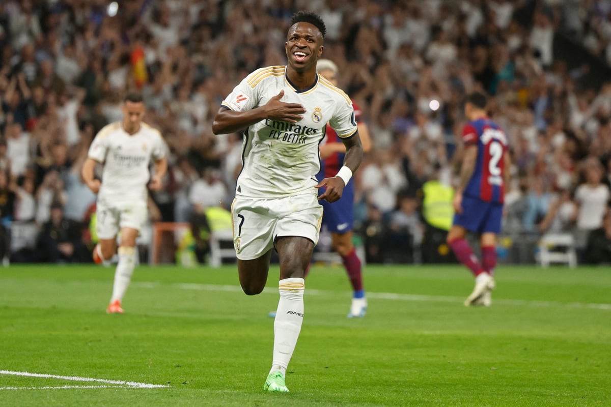 "ريال مدريد يفوز في الوقت القاتل على برشلونة في "الكلاسيكو" ويقترب من لقب الليغا"