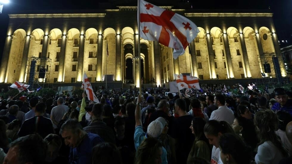 جورجيا: آلاف المحتجين في تبيليسي ضد مشروع قانون "التأثير الأجنبي" وسط تهديدات الحكومة