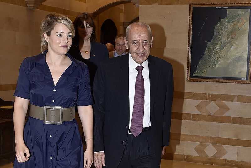 وزيرة الخارجية الكندية تجول على المسؤولين