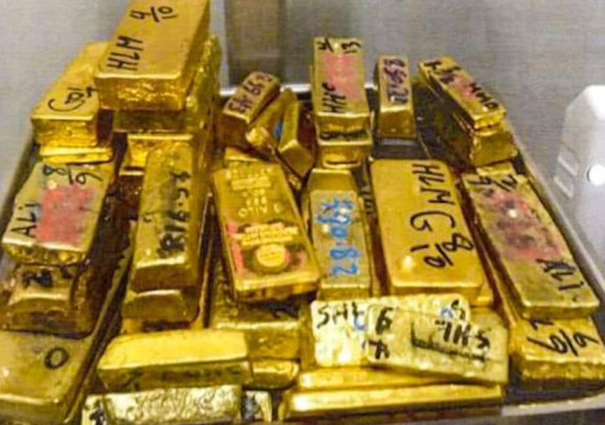 الذهب عند أدنى مستوى في أسبوع مع صعود الدولار وترقب بيانات أميركية