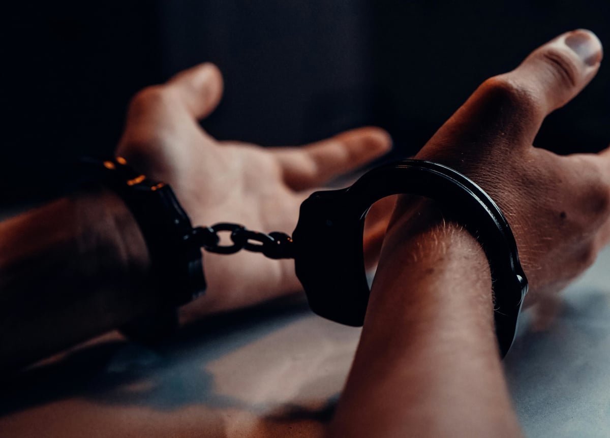 حبس 7 سنوات وغرامة أكثر من مليون دولار على سعودي "زوّر" الجنسية الكويتية