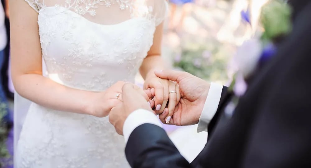 خلال حفل زفافهما.. يفاجئ عروسه بهدية غير متوقعة (فيديو)