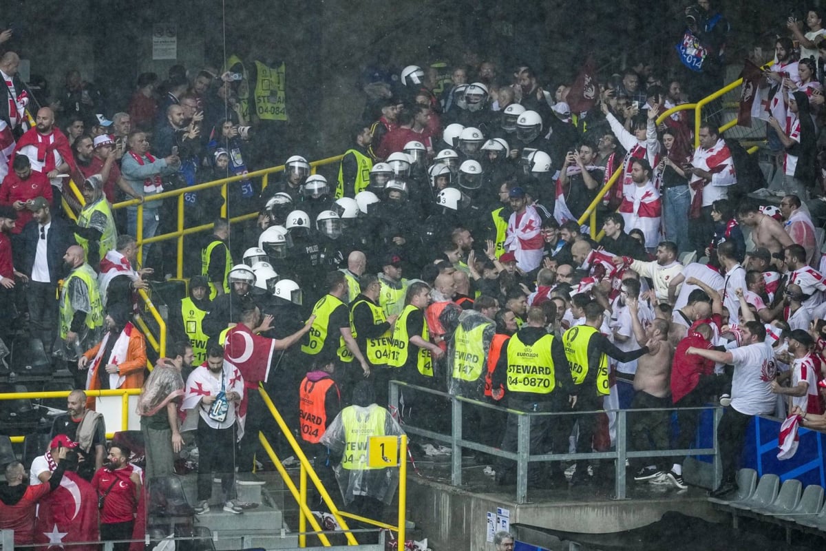 كأس أوروبا: مشجعون يتشاجرون في الملعب قبل مباراة تركيا وجورجيا