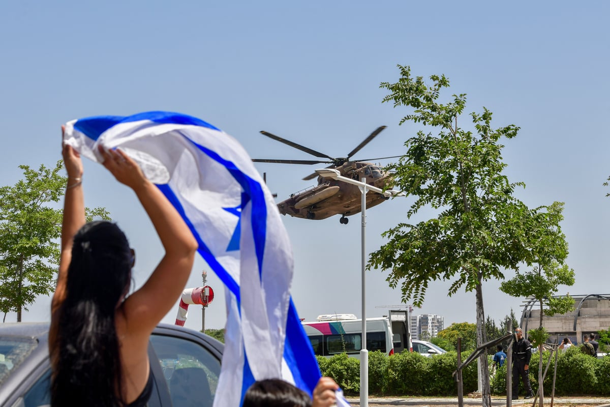 الجيش الإسرائيلي يكشف تفاصيل تحرير أسرى النصيرات وتداول فيديو للقاء أسيرة بوالدها