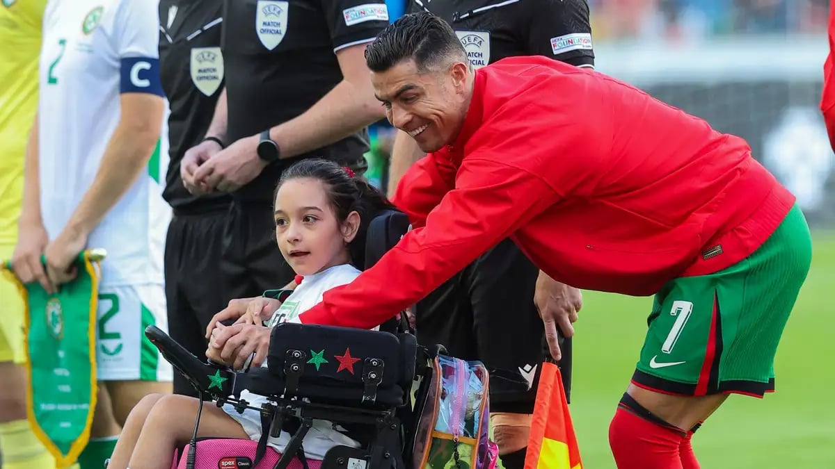 كريستيانو رونالدو يساعد طفلاً معاقًا على أرض الملعب قبل مباراة البرتغال الودية (فيديو)