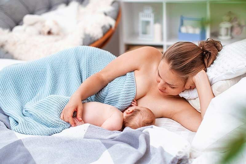 فائدة مفاجئة لحجم الثدي الصغير لدى الأمهات