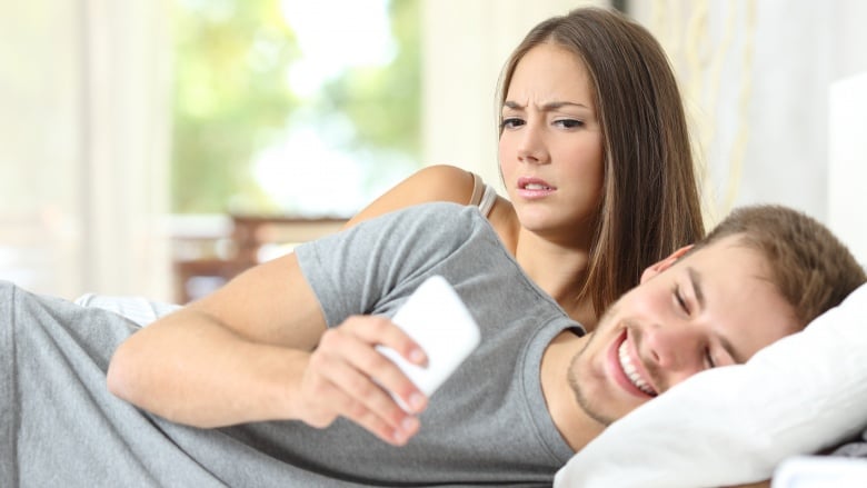 أغرب قضية ضد أبل.. رجل خان زوجته فاكتشفت رسائله الممحية
