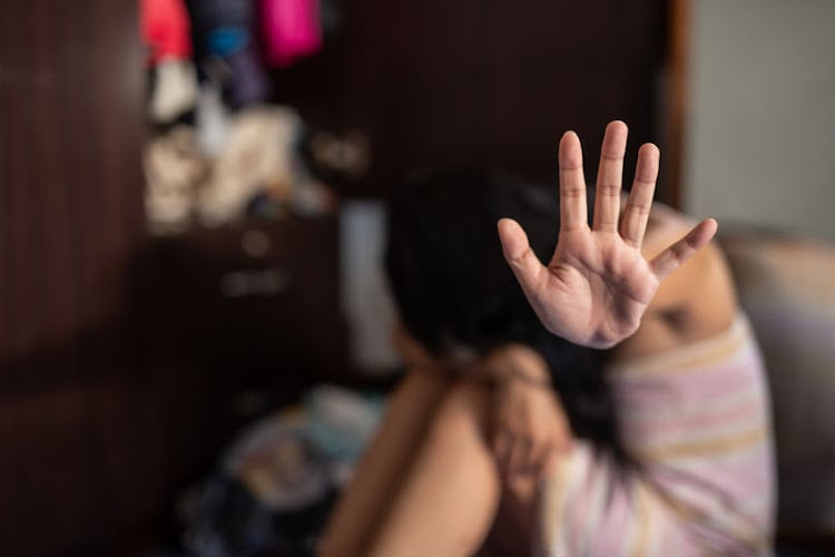 امرأة تكشف عن صدمة الاعتداء الجنسي من جارها وضابط الشرطة
