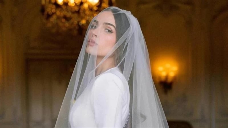 ملكة جمال الكون تحتفل بزواجها بفستان زفاف ملكي