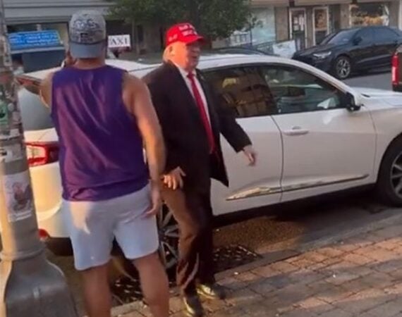 شبيه ترامب يتجول في الشوارع واضعا ضمادة على أذنه (فيديو)