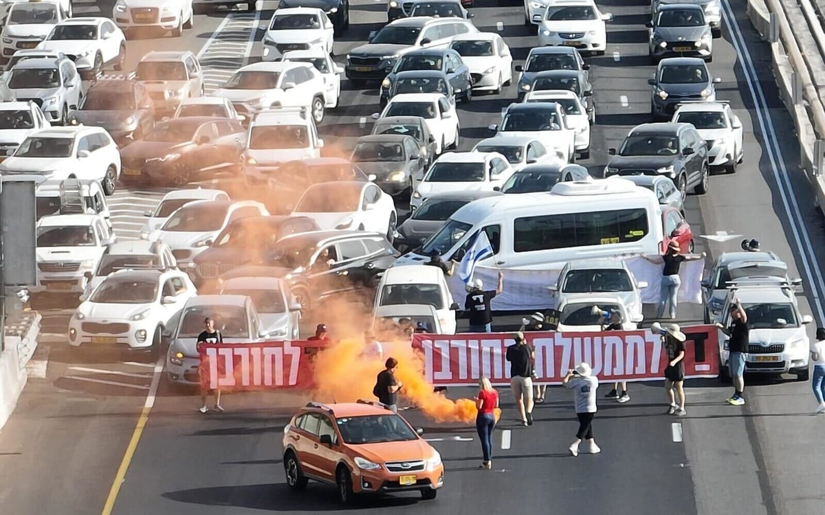 متظاهرون يغلقون طرقا رئيسية في تل أبيب مطالبين بانتخابات مبكرة (فيديو)