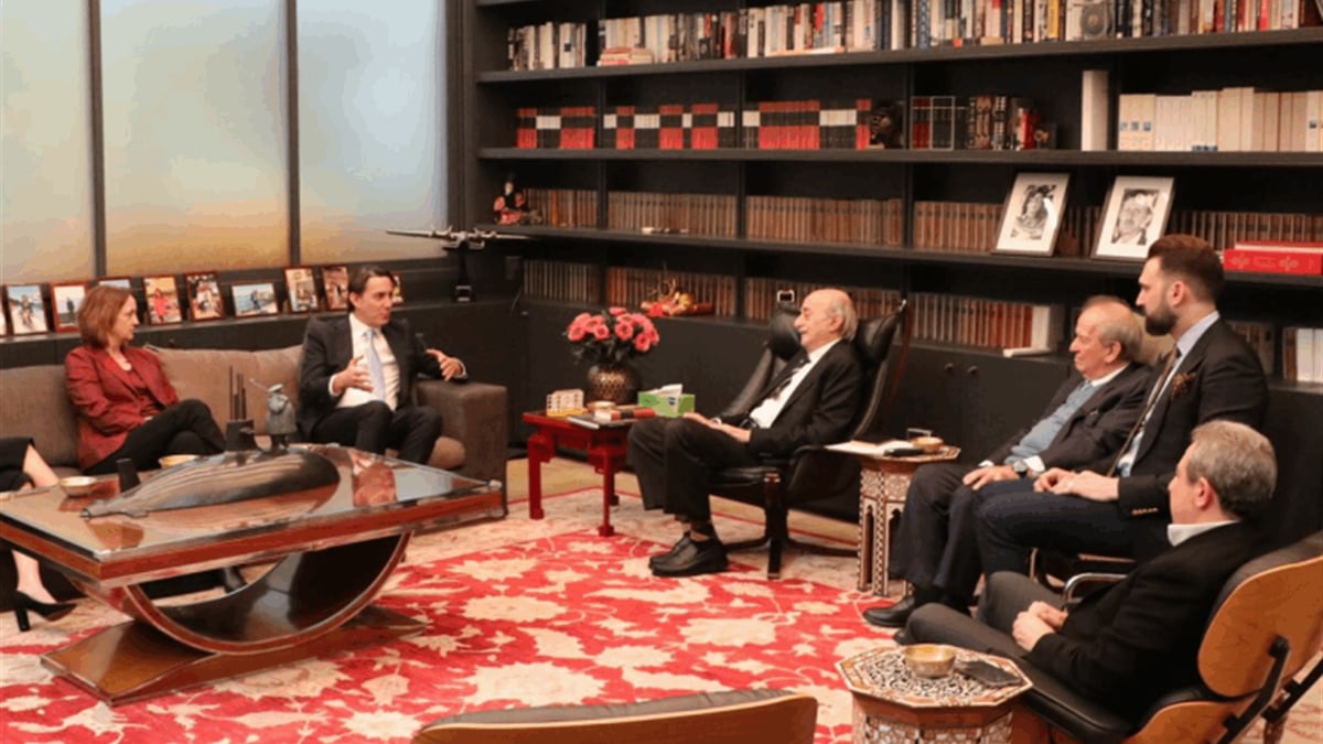 جنبلاط أكد لهوكستين أن الحرب ليست في مصلحة أحد
