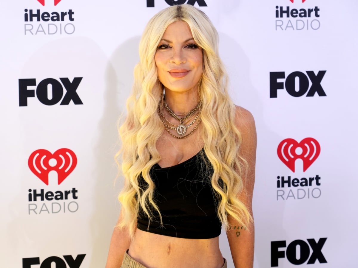 توري سبيلينغ تتألق بجسم رشيق المايوه البكيني النيون على شاطئ Malibu