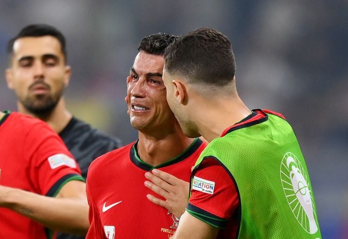 كريستيانو رونالدو يبكي أثناء مباراة البرتغال وسلوفينيا