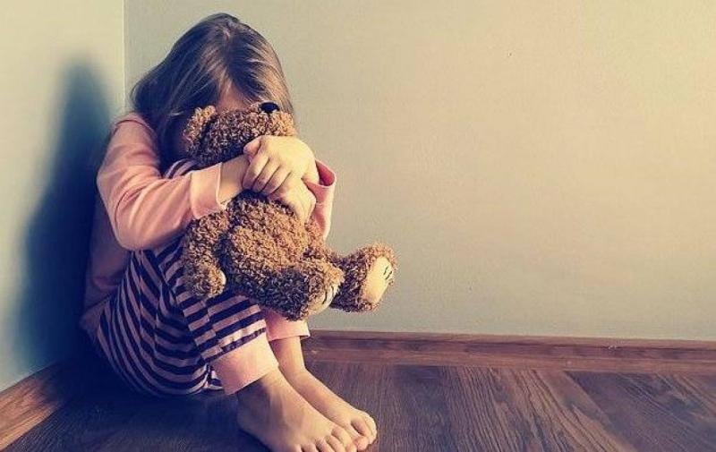 أب سوري يربط ابنته عارية على السطح ويعذبها حتى الموت!