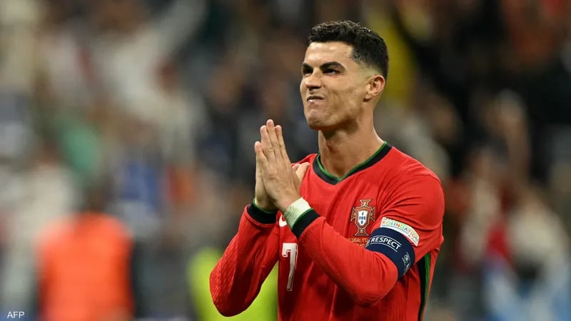 جمعهم واحتفل معهم.. رونالدو يثير التفاعل بتصرف رائع خلال مباراة البرتغال (فيديو)