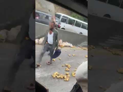 بالفيديو.. انقلاب كميون "بطاطا" على كوع الكحالة!