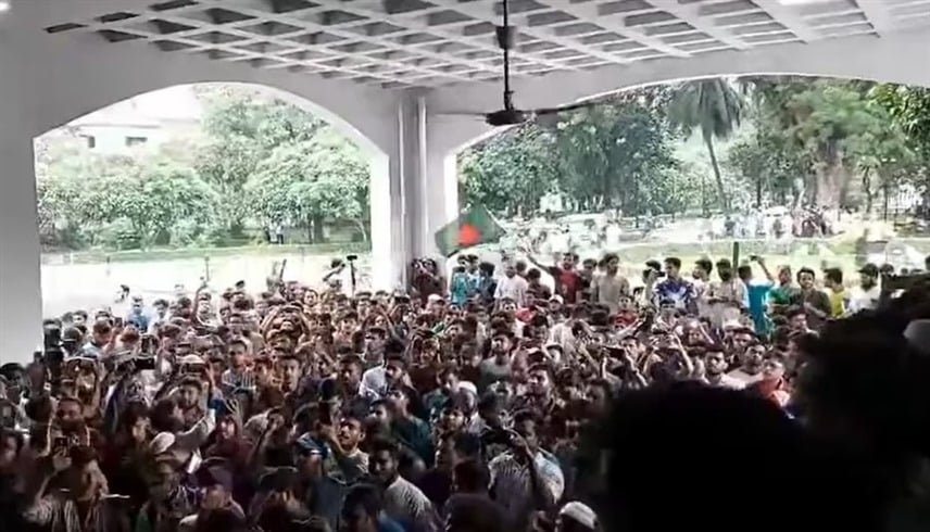 لمنع انقلاب قضائي.. المتظاهرون يحاصرون المحكمة العليا في بنغلاديش