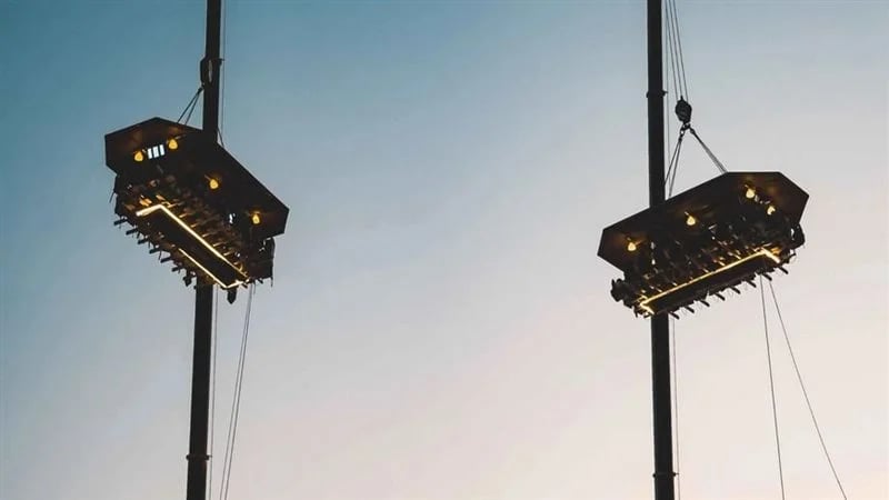 مطعم معلق يستقبل زبائنه دون ضمانات بعدم السقوط