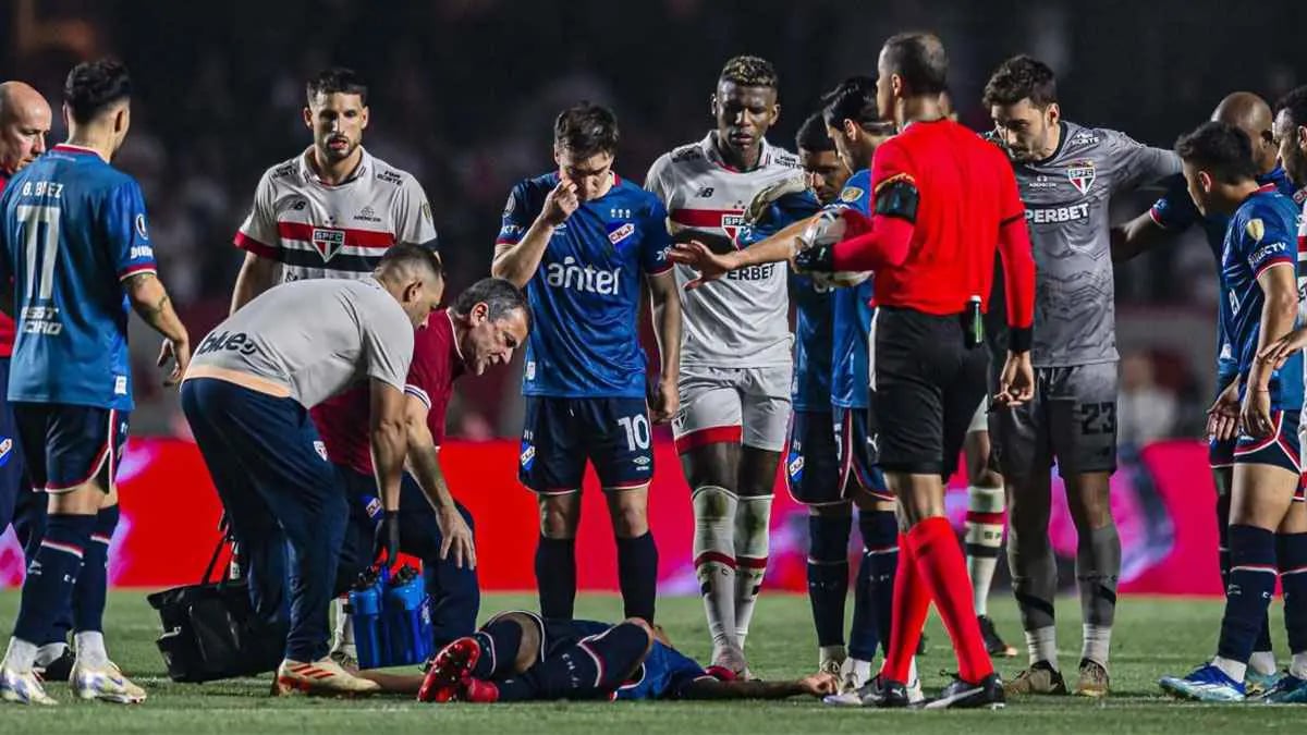 وفاة إزكيردو مدافع أوروغواي بعد أسبوع من انهياره على أرض الملعب