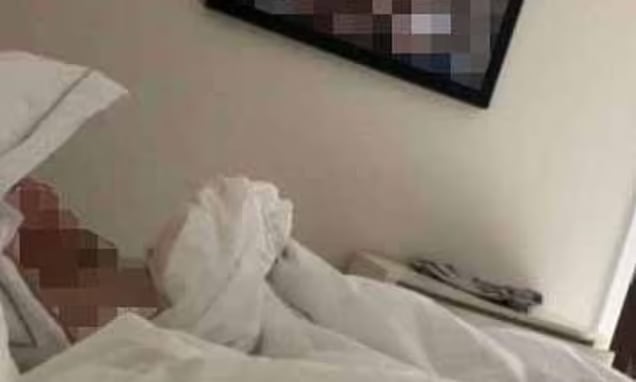 بالصورة فضيحة جنسية.. زوجة لاعب شهير في الدوري الإنجليزي تضبطه مع عشيقته