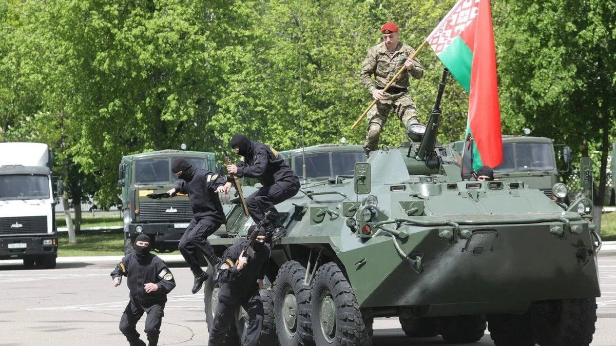 أوكرانيا تتهم بيلاروسيا بـ"حشد" قوات عند الحدود.. وتُحذِّر من "تحركات غير ودية"