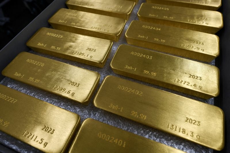 الذهب يهبط مع احتمالات خفض الفائدة الأمريكية