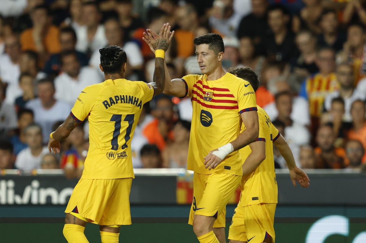 ليفاندوفسكي يقود برشلونة لقلب تأخره إلى فوز على فالينسيا بالدوري الإسباني