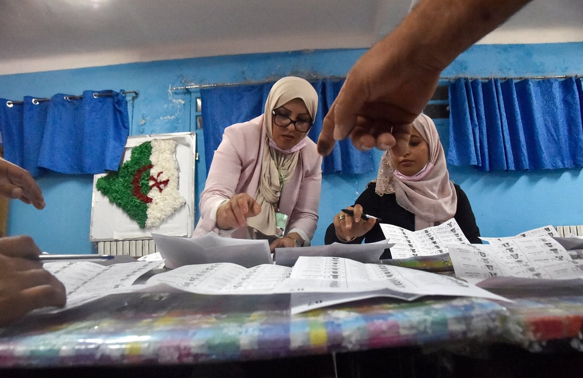 الجزائريون في الخارج يدلون بأصواتهم في الانتخابات الرئاسية
