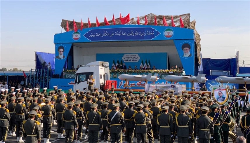 في عرض عسكري.. إيران تقدم نسخة جديدة من طائرات انتحارية دون طيار