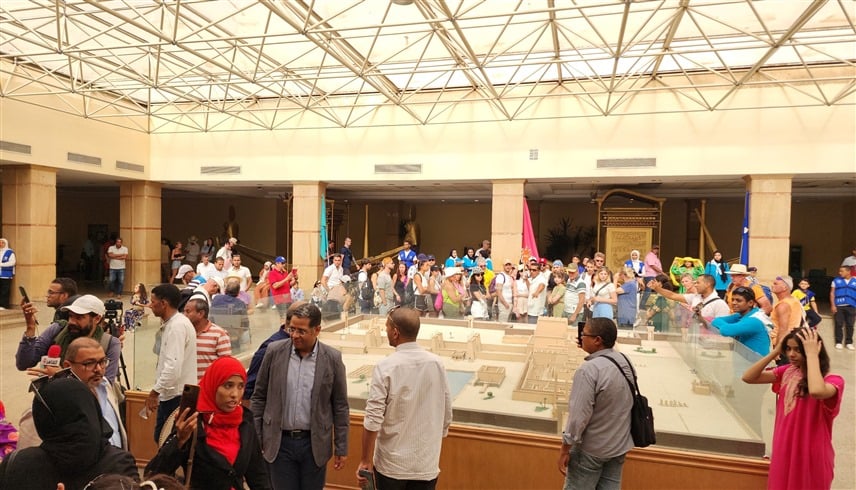 الأقصر تحتفل بيوم السياحة العالمي وسط معابد الكرنك