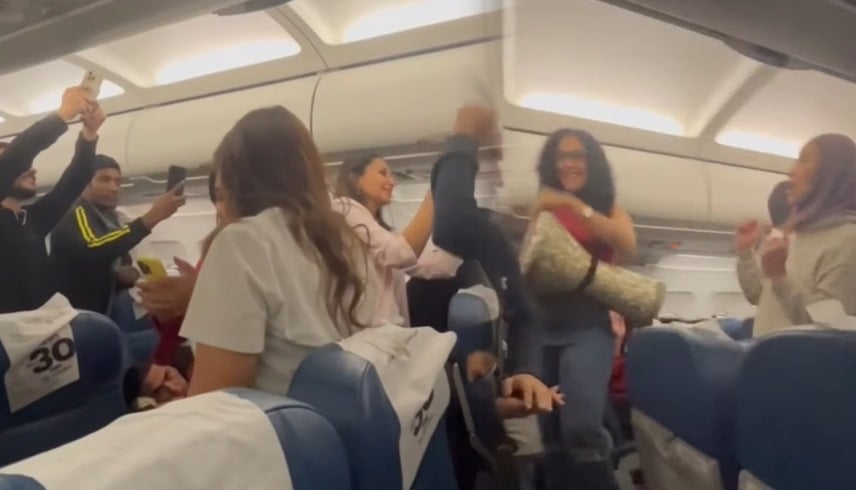 فيديو طبل ورقص على متن طائرة يثير جدلاً واسعاً على مواقع التواصل
