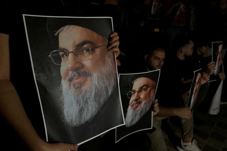 "سليمة وبلا جروح".. انتشال جثة نصرالله من موقع الاستهداف (فيديو)