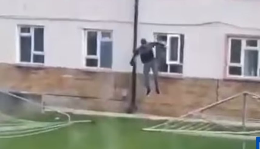 لصان يهربان من مداهمة الشرطة عبر نافذة المرحاض.. مشهد طريف أثار سخرية الجيران